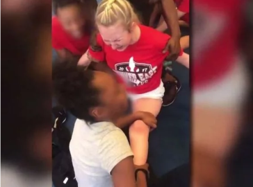 Porrista es obligada a realizar un split