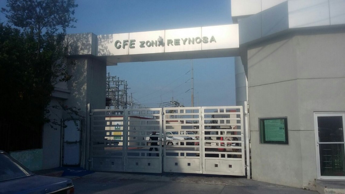 Corto circuito causa incendio en CFE