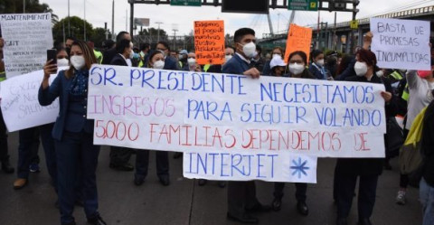 Bloquean empleados de Interjet accesos a aeropuerto de la CDMX