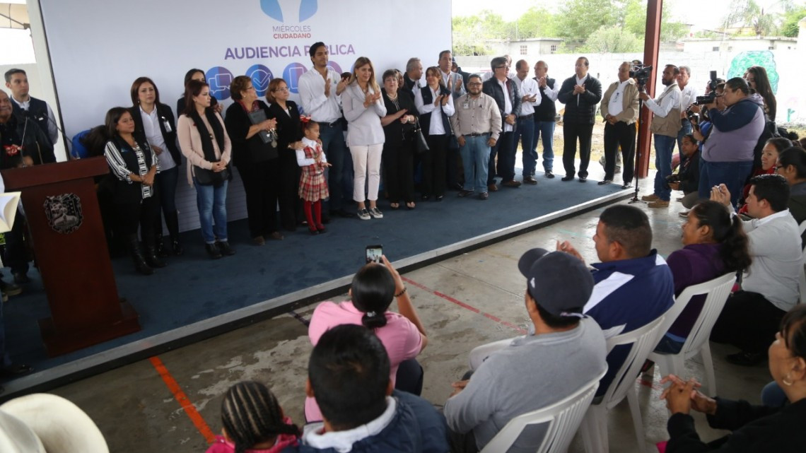 Dialoga Maki con habitantes de Las Delicias