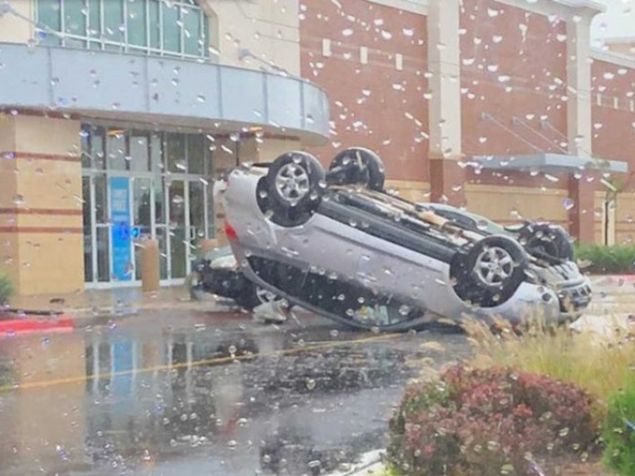 Vehículos volcados en Oklahoma por poderosa tormenta
