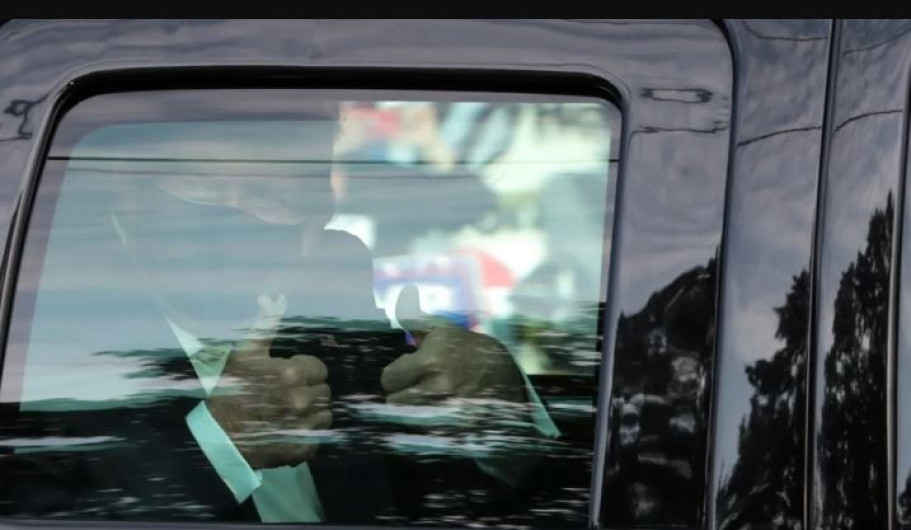 Trump da paseo en vehículo afuera del hospital 