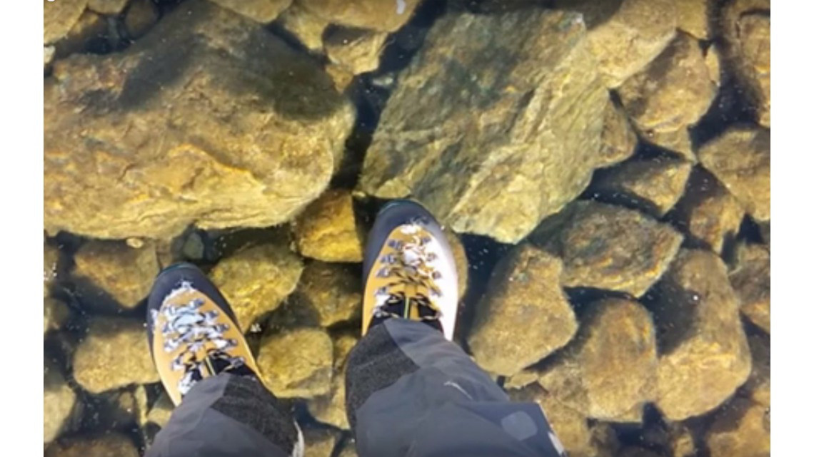 Debido a fenómeno natural, ¡camina sobre el agua!