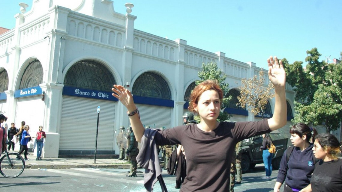 Miles de estudiantes chilenos marchan a favor de reformas en la educación