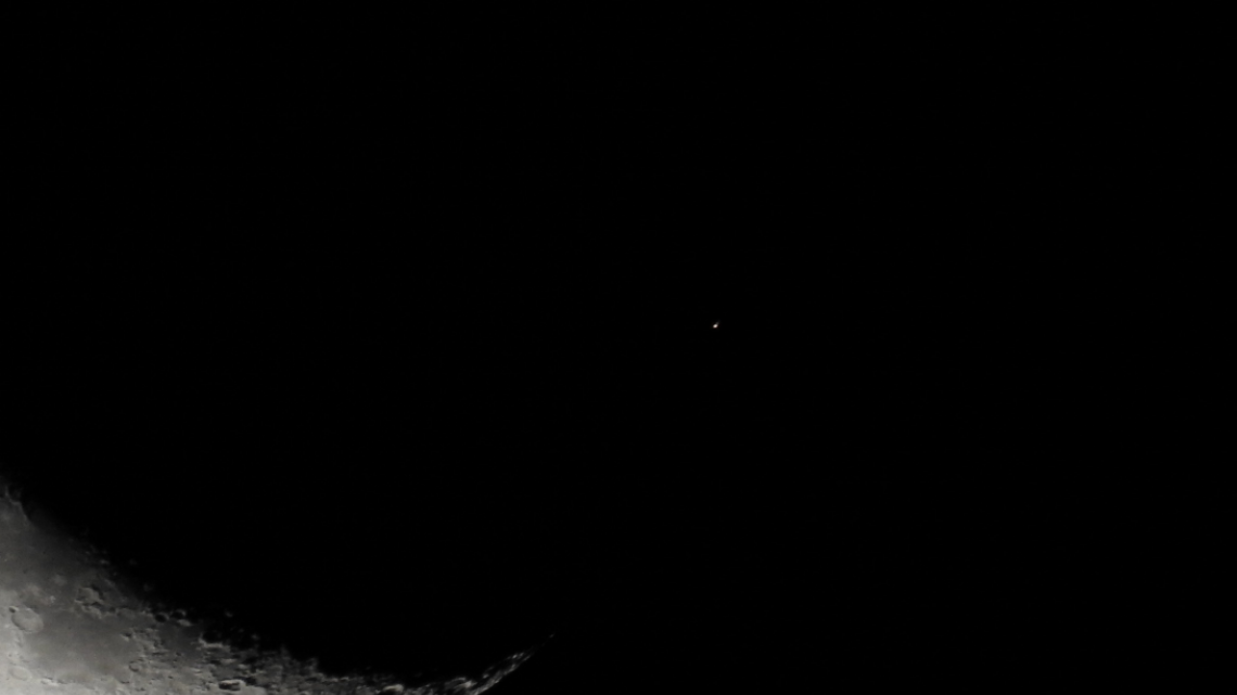 La luna y Marte perfectamente alineadas
