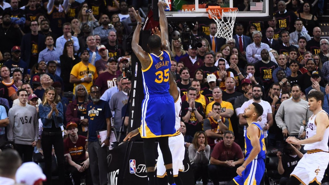 Golden State vence a Cleveland y acaricia el título de la NBA