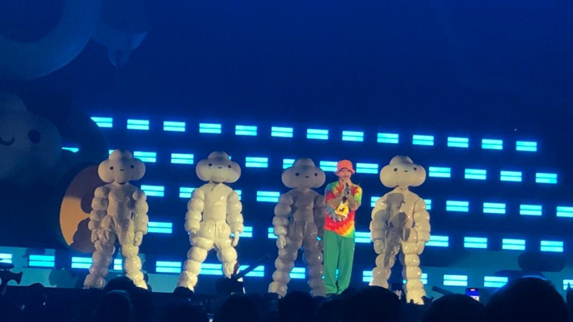 JBalvin levanta la mano por la salud mental y migrantes 