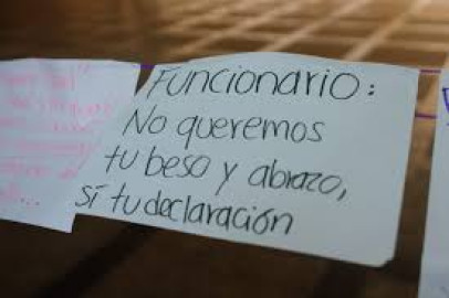 Colocan tendedero del acoso en palacio de gobierno de Culiacán