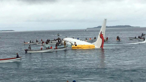Pasajeros de Boeing 737 salen ilesos tras salirse de pista en Micronesia
