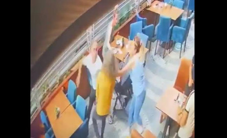 Mujer en Turquía es atacada en restaurante, clientes la ayudan