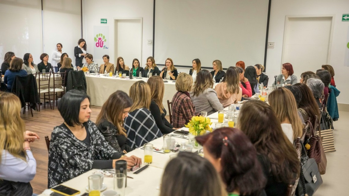 Mariana Gómez convive con el voluntariado del DIF Tamaulipas