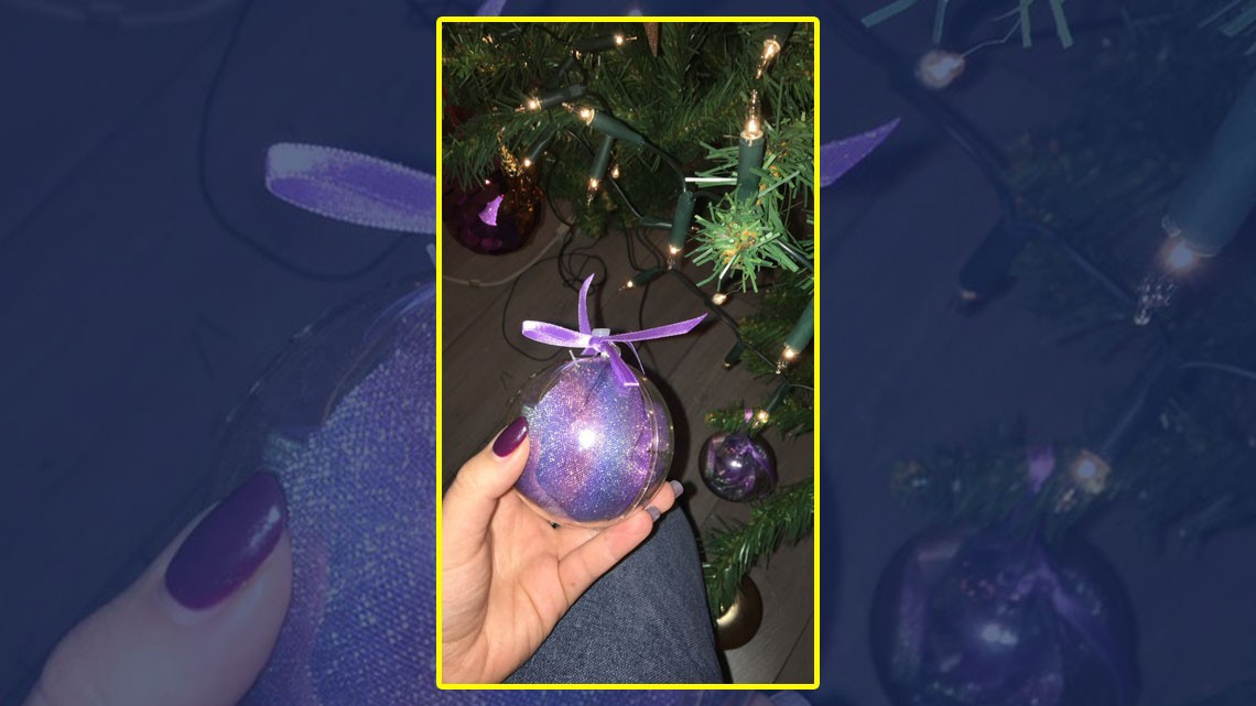 Joven descubre inusual sorpresa en esferas de navidad