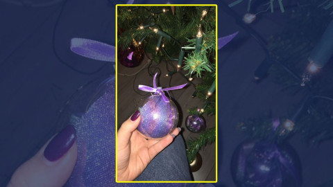 Joven descubre inusual sorpresa en esferas de navidad