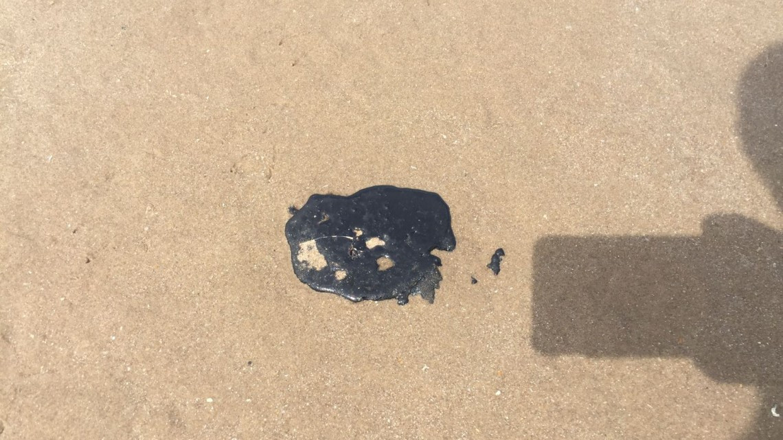 Aparecen manchas de chapopote en la playa Bagdad