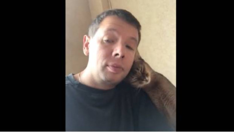 Felino se viraliza por su forma de conseguir comida