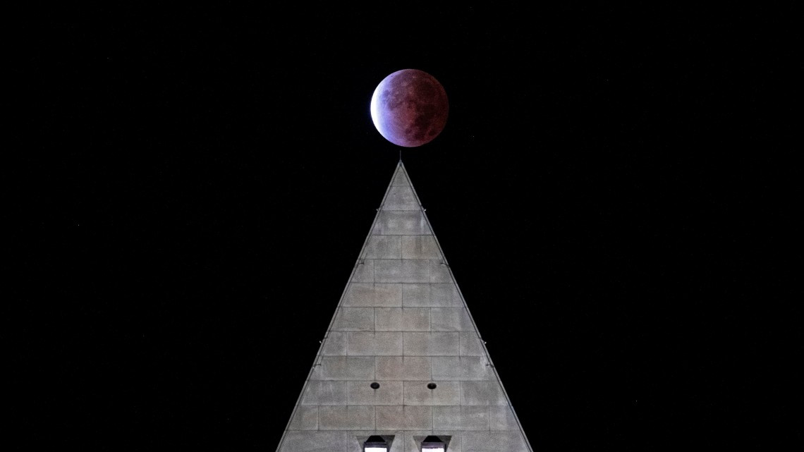 Así se vivió en México y otras partes del mundo, el eclipse lunar más largo del siglo 