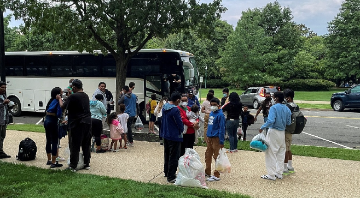 Ante la llegada de miles de migrantes, albergues se podrían desbordar: Advierte alcalde de NY 