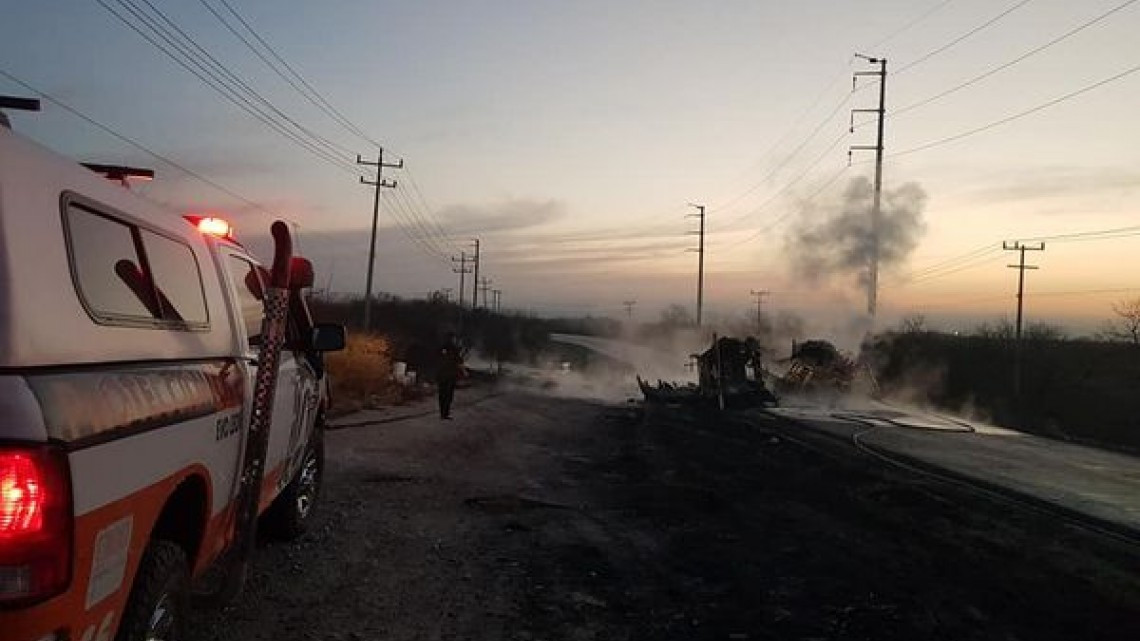 Choque de pipa y camión en Nuevo León deja 11 muertos