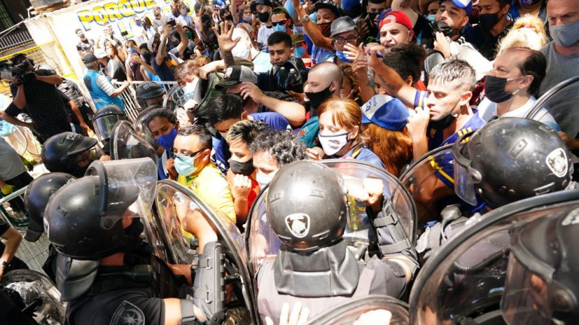 Miles de personas dan último adiós a Maradona en la Casa Rosada en Argentina