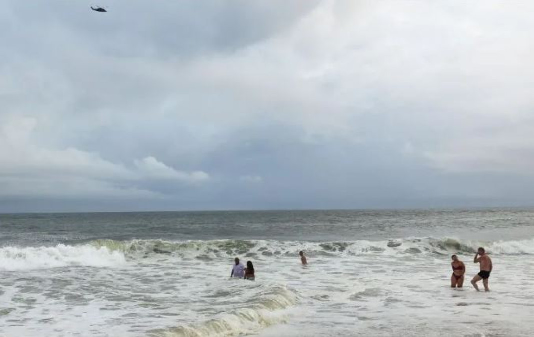 "Henri" se degrada a tormenta tropical al acercase a la costa de EU