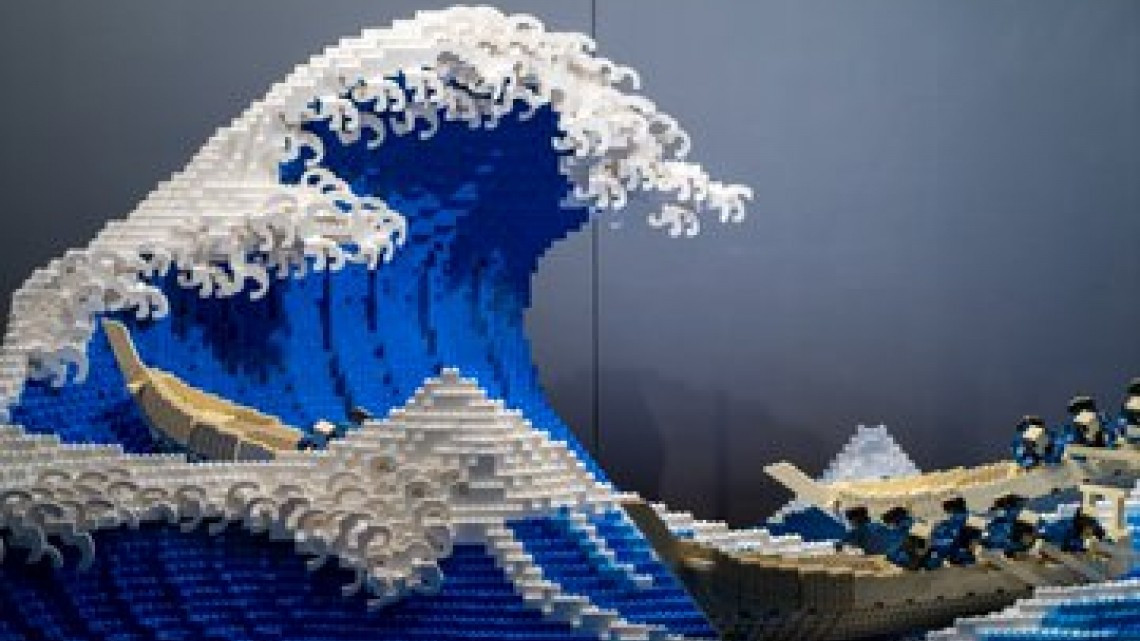 Artista japonés recrea 'La gran ola de Kanagawa' con 50.000 piezas de LEGO