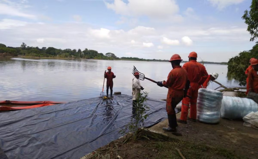 Pemex recupera más de 2.3 millones de litros de hidrocarburo en el río Pantepec, Veracruz