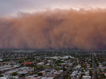 Poderosa tormenta de arena oscurece el día en Australia