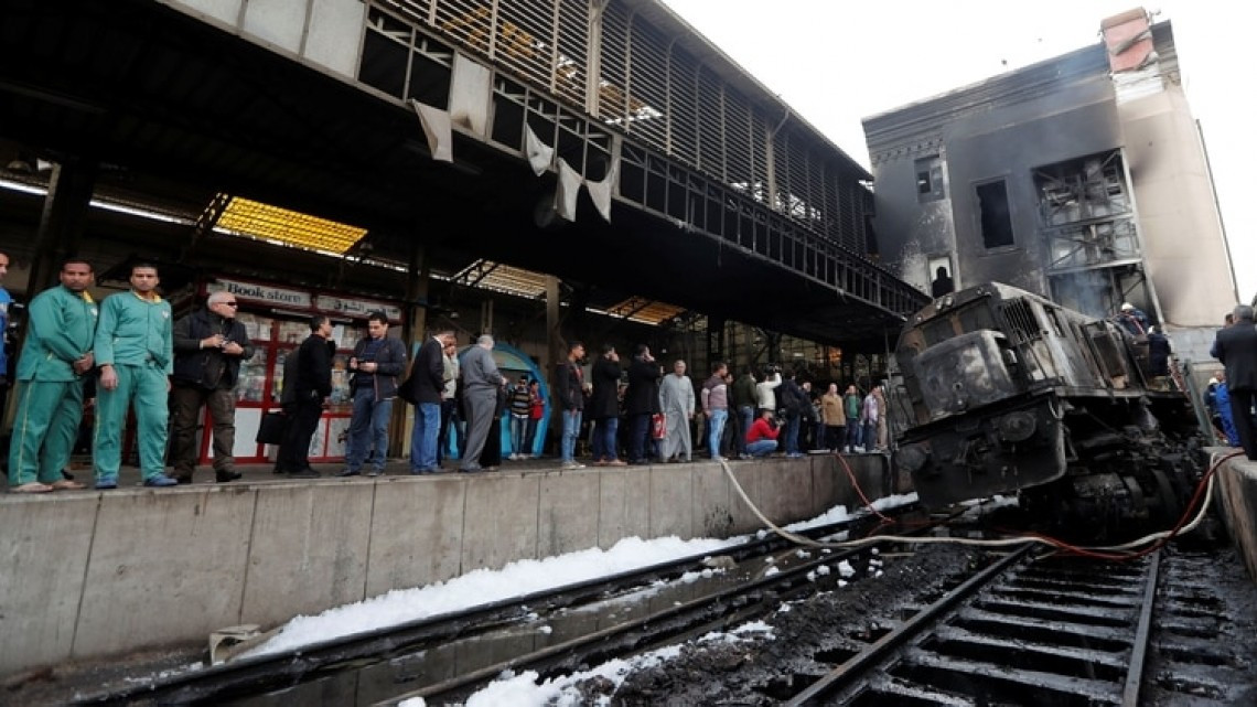 Al menos 20 muertos por un incendio en una estación de tren en Cairo