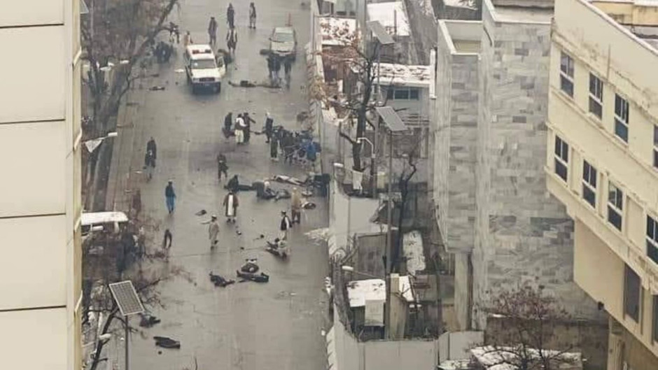Al menos 5 muertos en atentado yihadista frente a la cancillería afgana