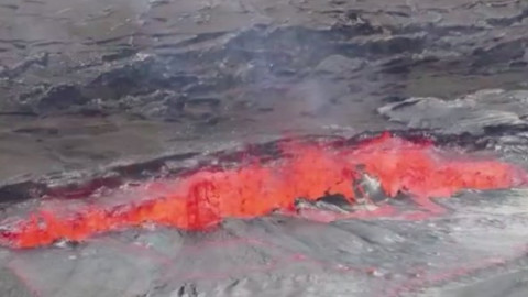 Volcán de Hawái entra en erupción