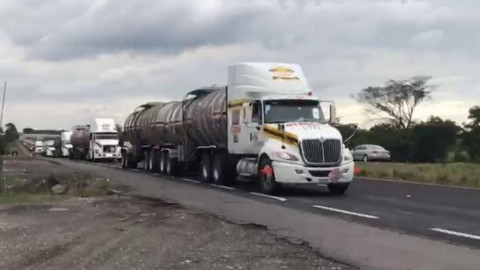 Llama PC a manejar con precaución ante circulación de pipas con gasolina por carretera