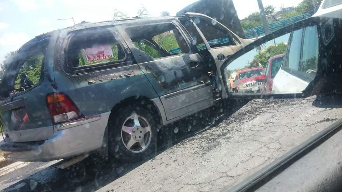 Rescatan a 9 personas de camioneta en llamas