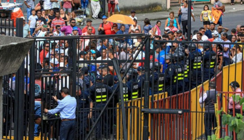 Manifestantes lanzan explosivo contra la presidencia de Costa Rica