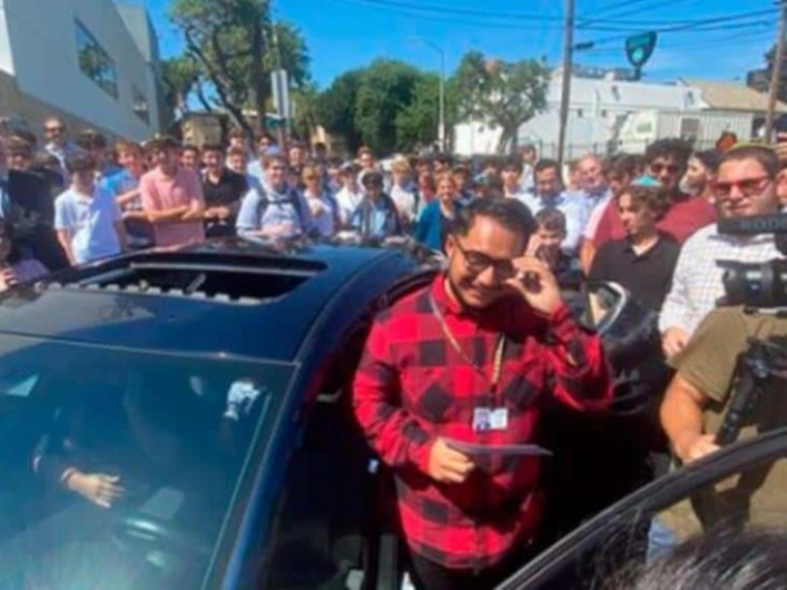 Alumnos regalan auto a su maestro