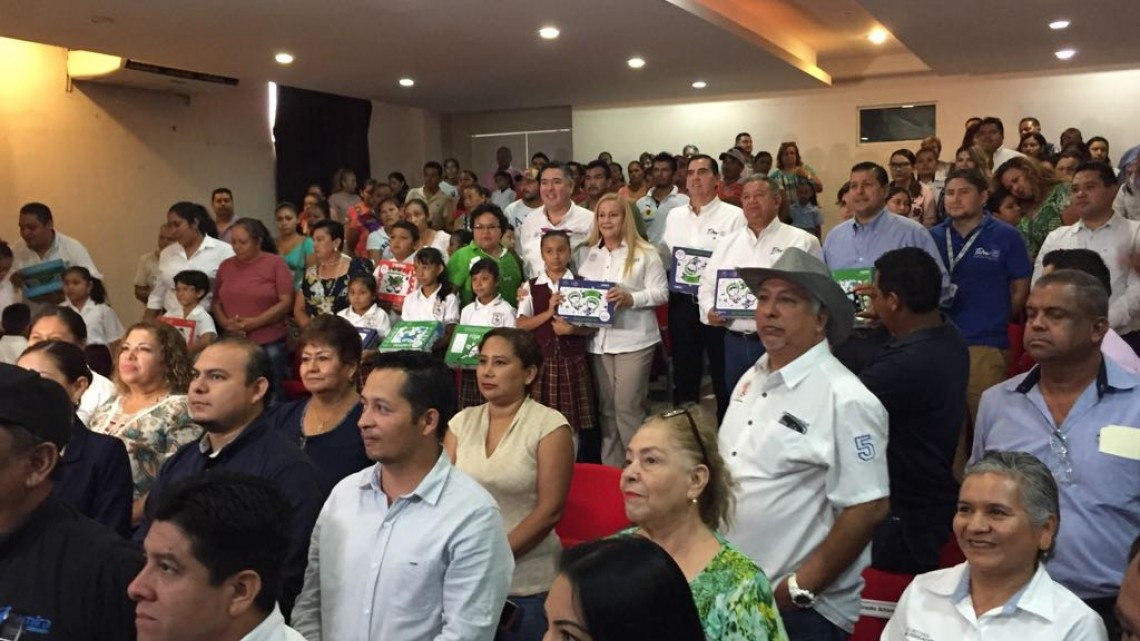 Se entregan útiles escolares para niños en sectores alejados, dependientes del Conafe.