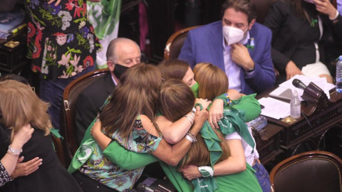 Diputados le dan media sanción a legalización del aborto en Argentina, pasa a Senado