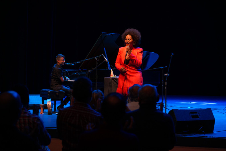 Enamora Malika Zarra con su inigualable voz en Festival Internacional de la Costa del Seno Mexicano
