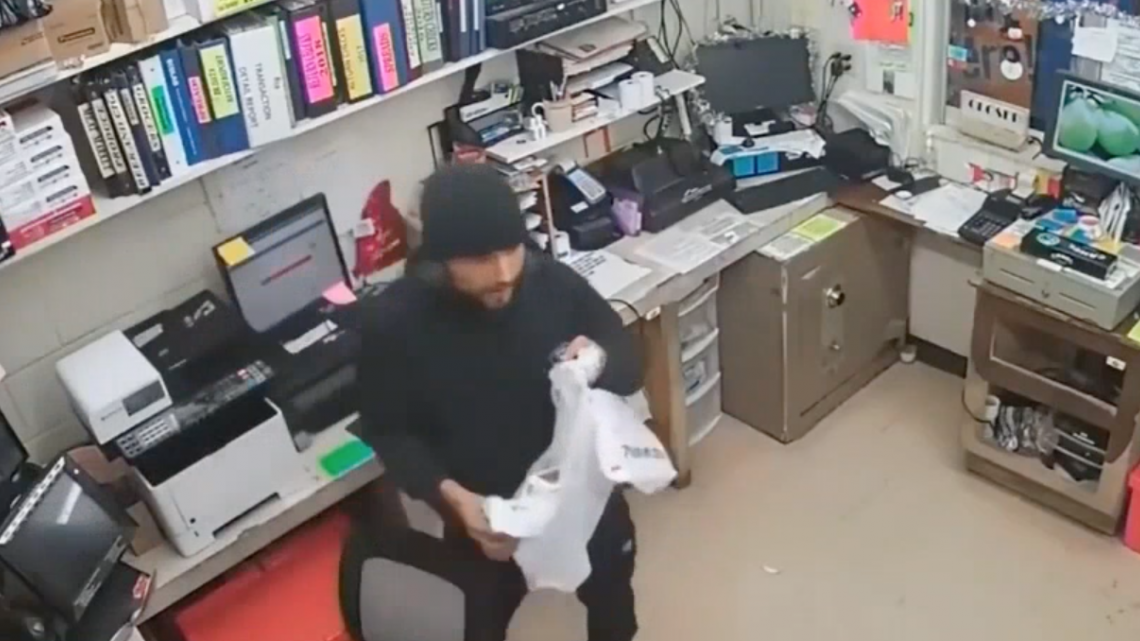 La policía busca a sospechosos de robo