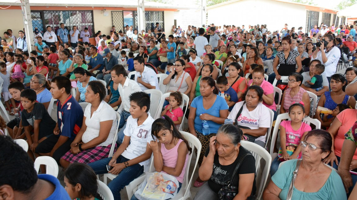 Entregan apoyos y ofrecen servicios de fumigación en Rincón de las Flores   