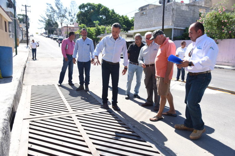 El alcalde Chucho Nader supervisa pavimentación de calle 