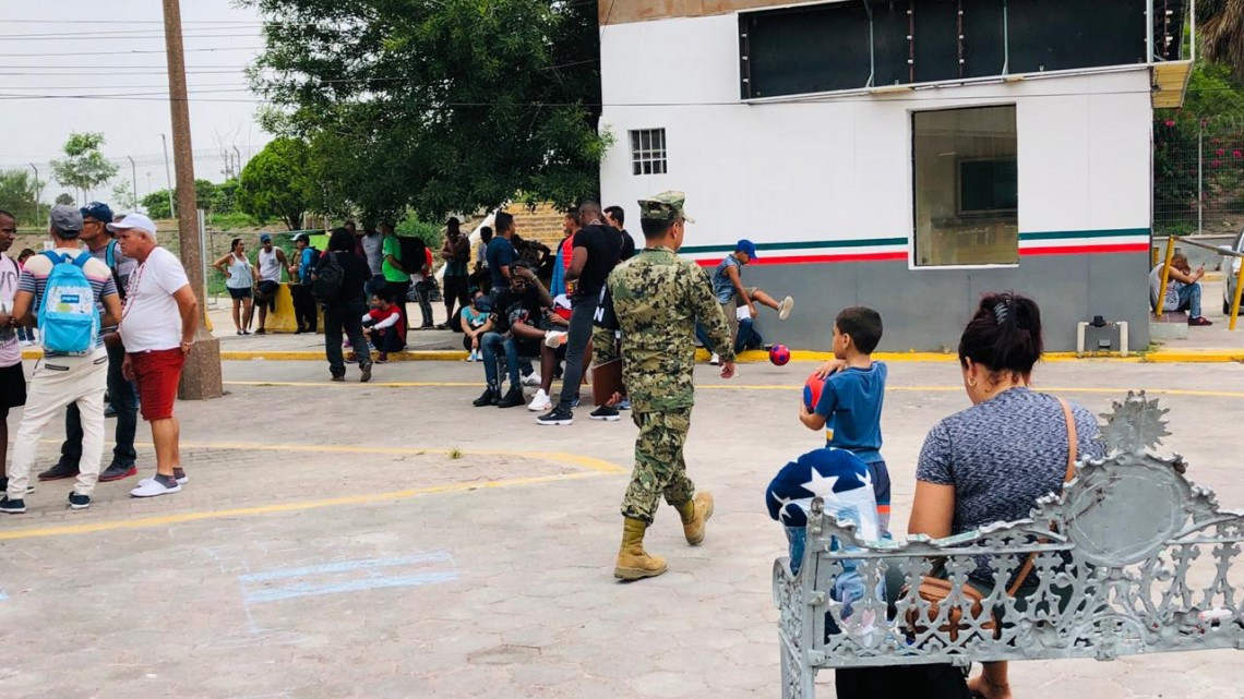 Invita INM a cubanos a desalojar la zona federal del puente nuevo