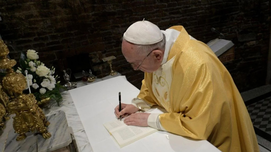 Papa Francisco ordena a clero denunciar abusos sexuales