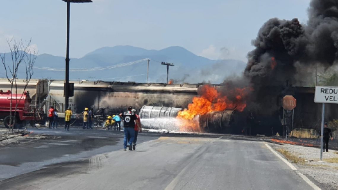 Explota pipa tras intentarle ganar el paso al tren 