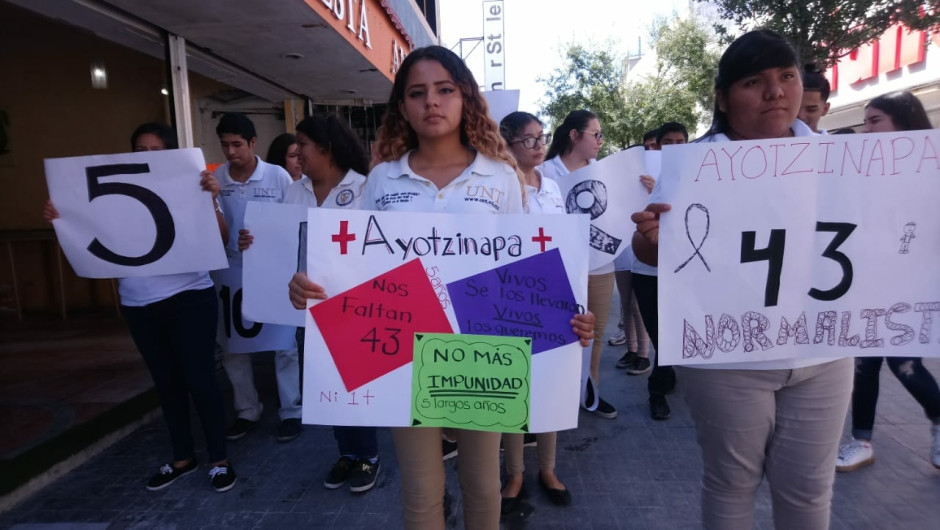 Protestan estudiantes, en solidaridad por los 43