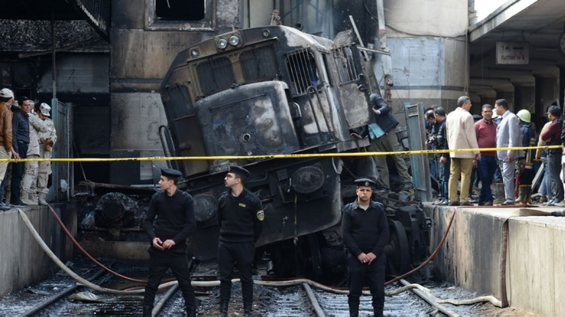 Al menos 20 muertos por un incendio en una estación de tren en Cairo