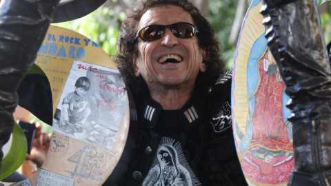 Alex Lora tiene una estatua en Puebla