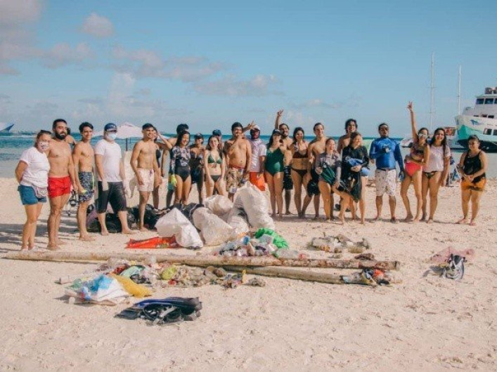 Encuentran cubrebocas tirados en las playas de Cancún
