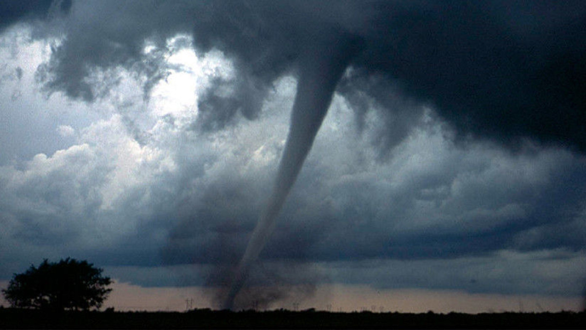 Torbellino de agua atraviesa San Remo, Italia