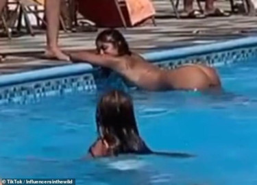 Critican a mujer por tomarse foto inapropiada en alberca pública