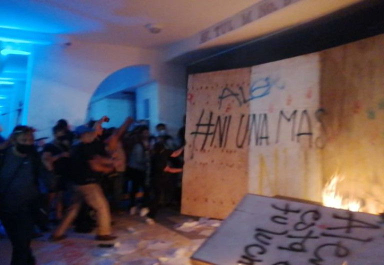 Policías de Quintana Roo detienen protestas feministas con disparos